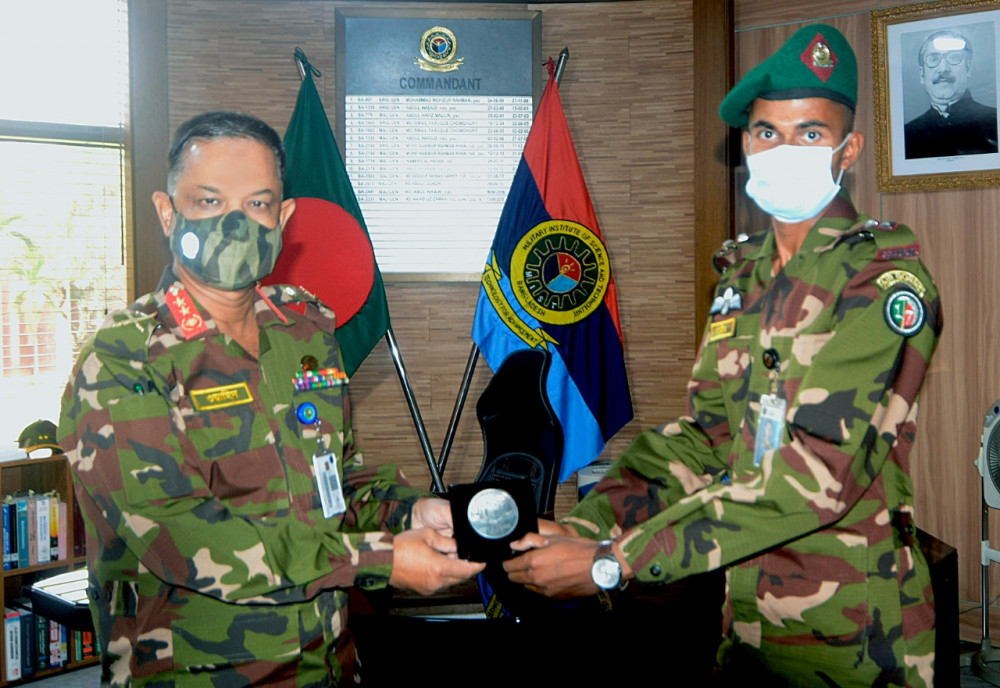 Commandant, MIST Handing Over MIST Coin to Lt Mahim, EECE Dept Obtaining 4th Position in Man 800m Run in Bangabondhu 9th Bangladesh Games-2020 held on 04 Apr 2021